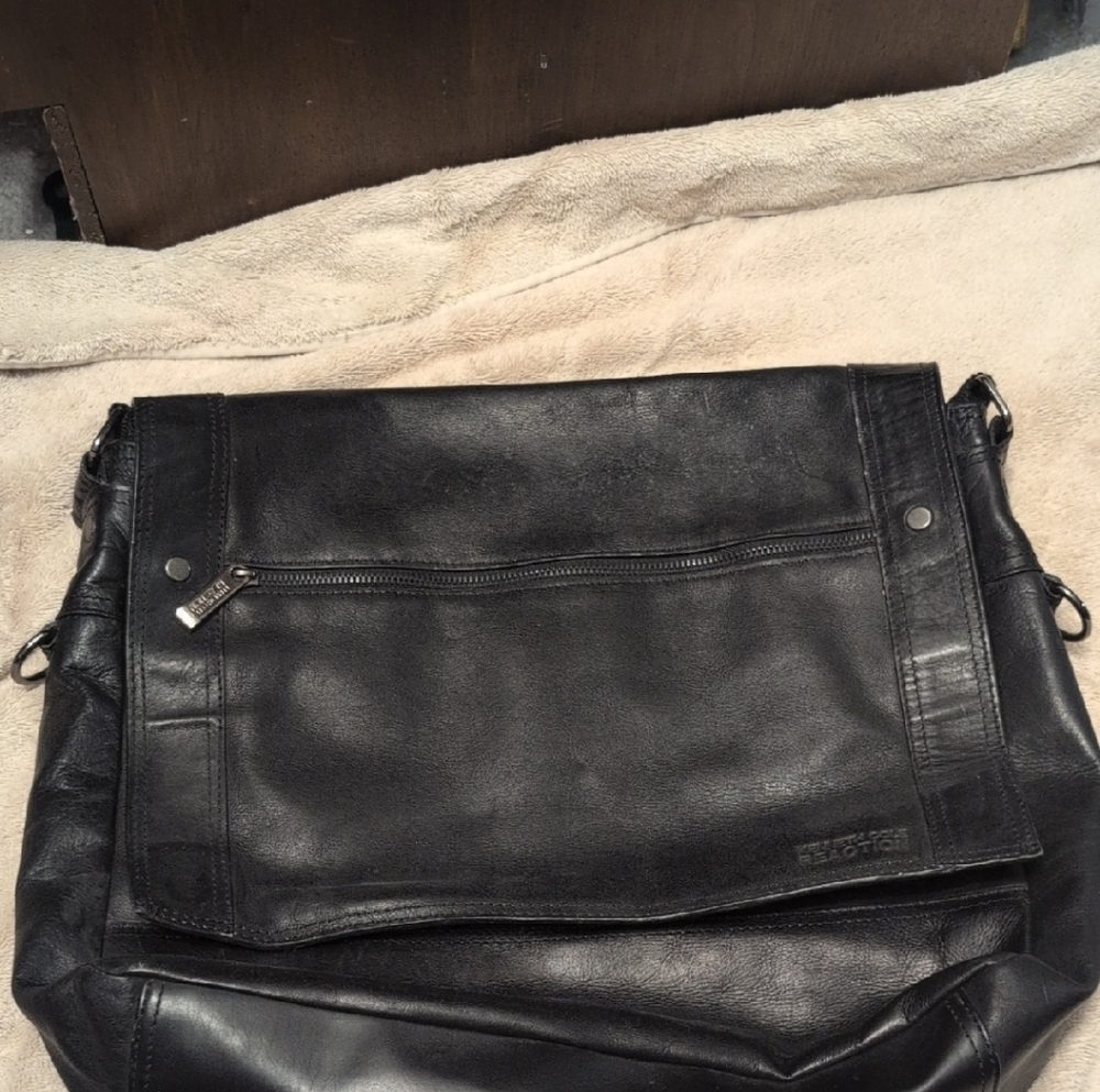 Kenneth Cole Reaction Black Messenger Bag Sleek Design